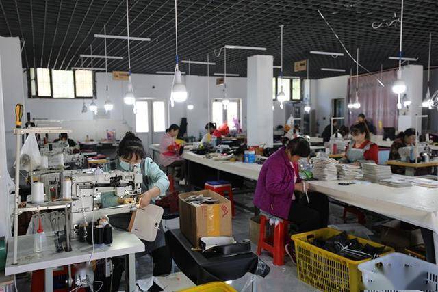 微視頻|阜平龍泉關:箱包加工奏響富民增收協(xié)奏曲_賈宏博